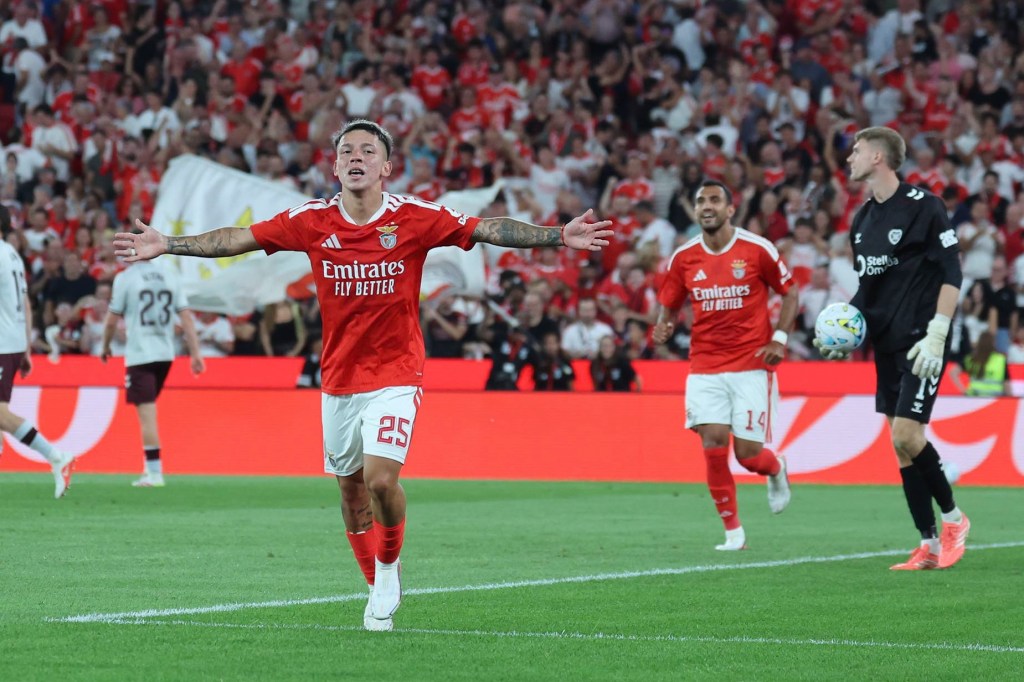 Benfica goleia Hearts e fica muito perto da próxima&nbsp;fase